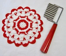 Vtg Wavy Crinkle Vegetable Cutter Potato Slicer Red Handle & Crocheted Potholder