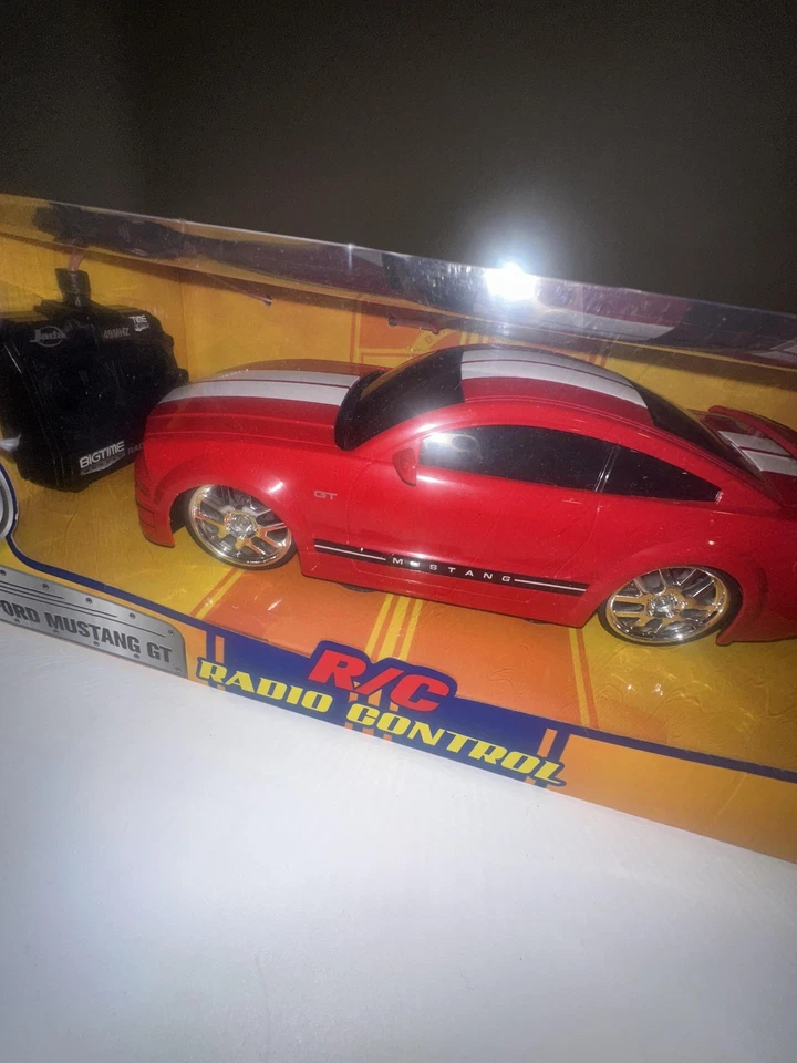 Jada Toys Bigtime Muscle 2006 Ford Mustang GT R/C 49MHz Full Function Red Car - Image 4 of 4