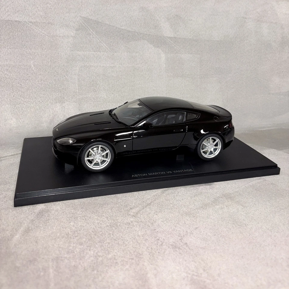 Aston Martin V8 Vantage Onyx Black 1:18 AUTOArt 1/18 70202 - Immagine 2 di 4