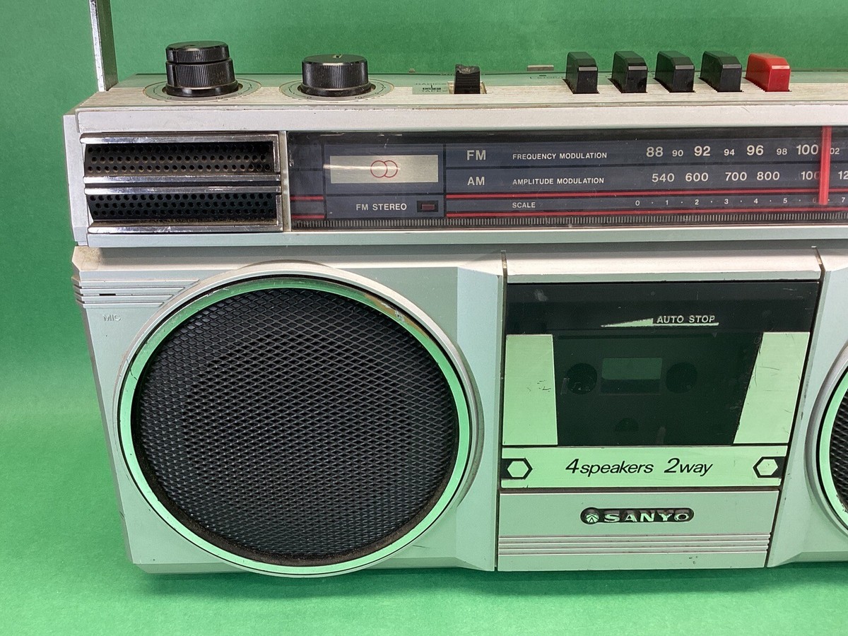 VINTAGE BOOMBOX SANYO M9706 PORTABLE RADIO CASSETTE RECORDER