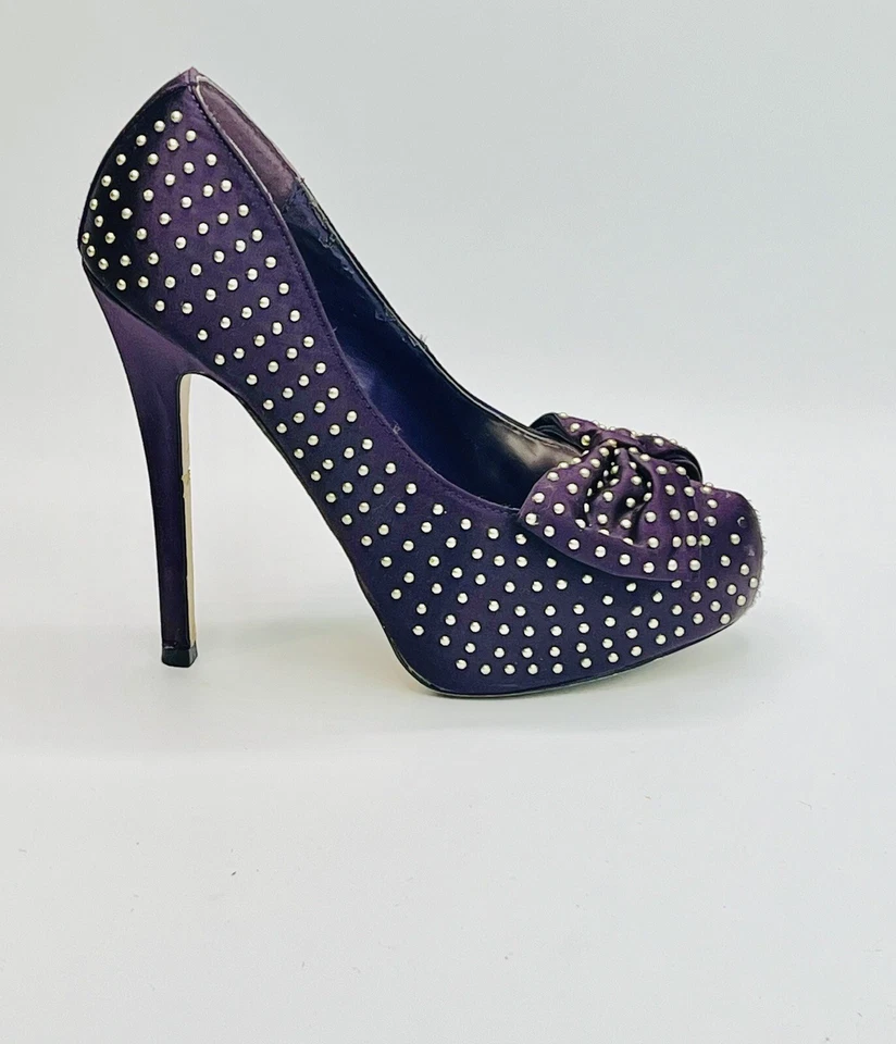 BEBE LIZZY Satinado Dorado Tachonado Morado Arco Plataforma 5”/2” Tacones EE. UU. 7 Foto 3 de 4