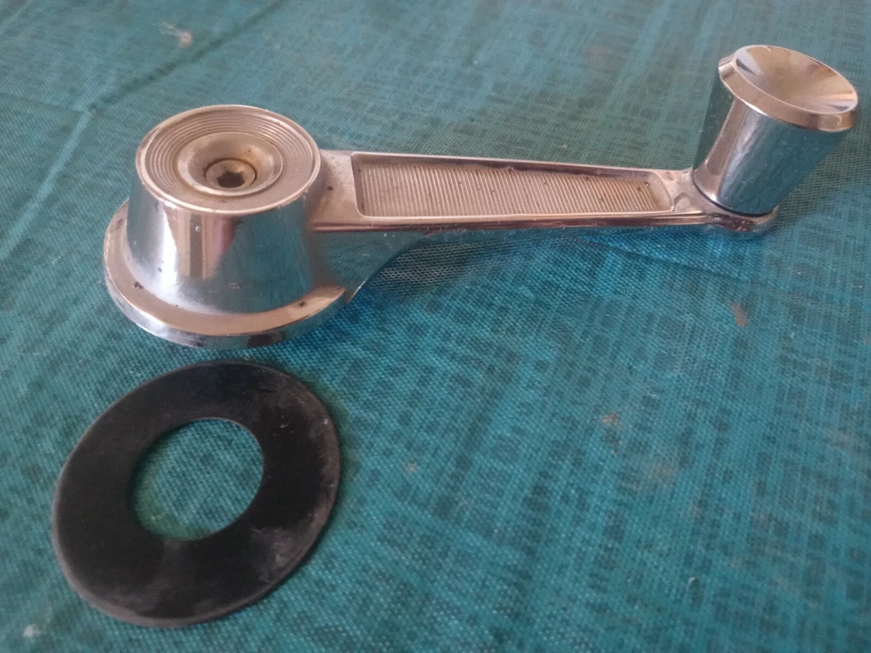 Manivela de ventana Plymouth Valiant 1964-1966 2299927 OEM con arandela de tornillo  Foto 2 de 4