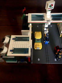 LEGO CITY: Service Station (7993) W/INSTRUCTIONAL MANUAL 100% COMPLETE