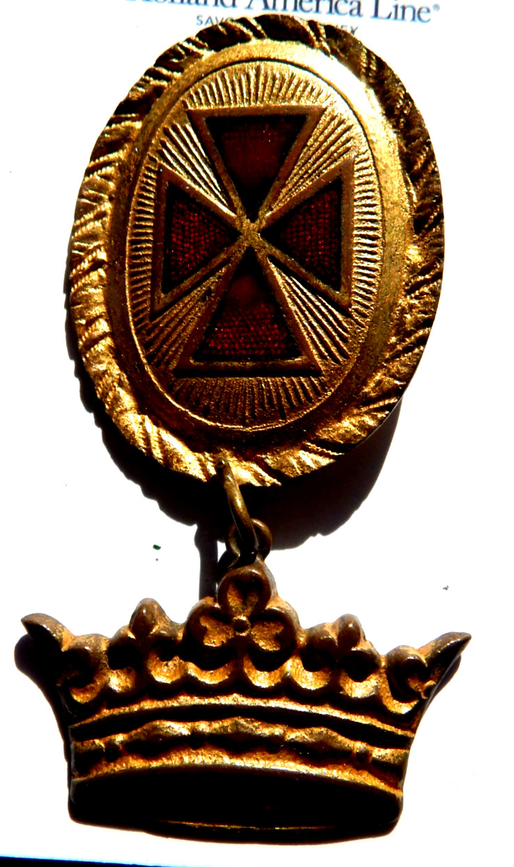 VINTAGE KNIGHTS TEMPLAR TWO PIECE CROWN & CROSS RED AND GOLD REAR HOOK 4 HANGING