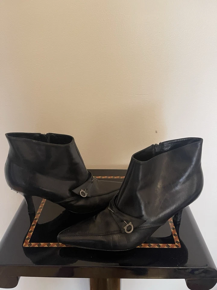 Botines Salvatore Ferragamo para mujer talla 9,5 cuero negro hechos en Italia  Foto 2 de 4