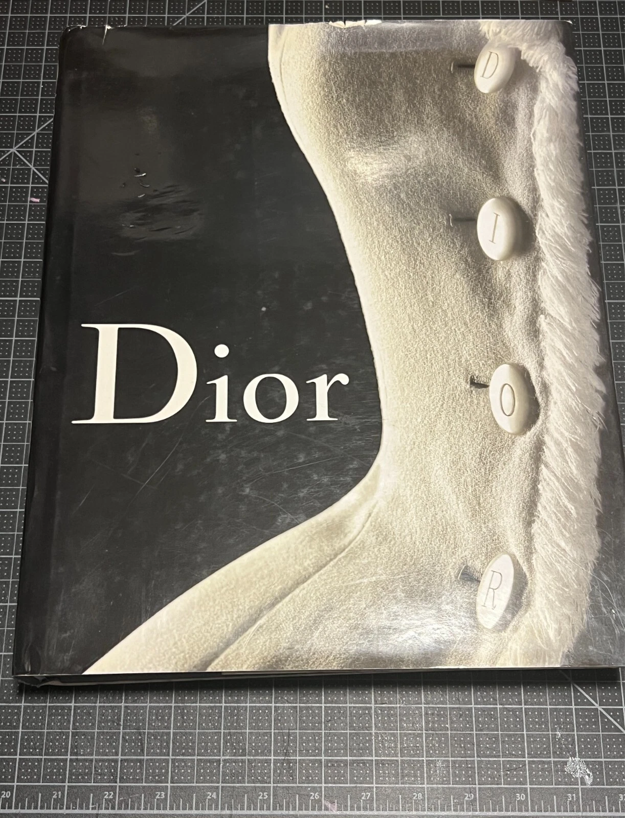 Dior par Farid Chenoune (2007, couverture rigide)