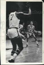 1976 Press Photo Greg Smith at work as a Milwaukee Buck - mjx66323