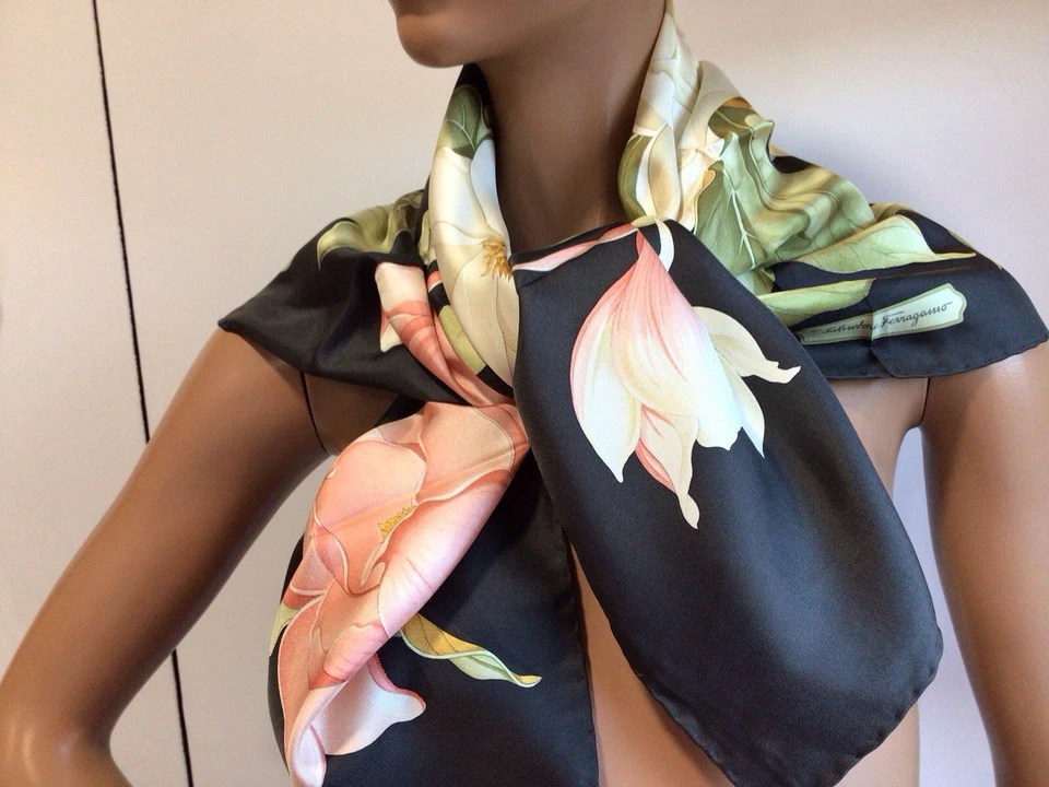 BUFANDA DE SEDA SALVATORE FERRAGAMO “Magnolia” (34” x 34”) NUEVA Foto 3 de 4