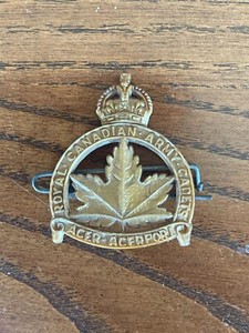 WW2-50s Royal Canadian Army Cadet Corps Plastic Cap Badge