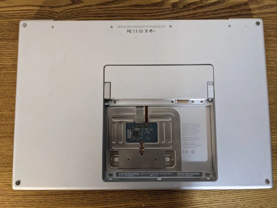 Apple Macbook Pro 17" A1229 - C2D @2.4GHz No HDD or Battery - For Parts - Image 4 of 4