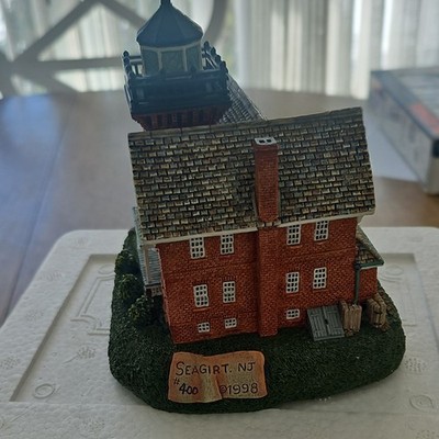 Harbour Lights Society Exclusive Sea Girt NJ Lighthouse House Handcrafted Resin 