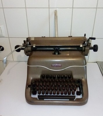 Triumph Matura Büroschreibmaschine Qwert Tastatur 1950er