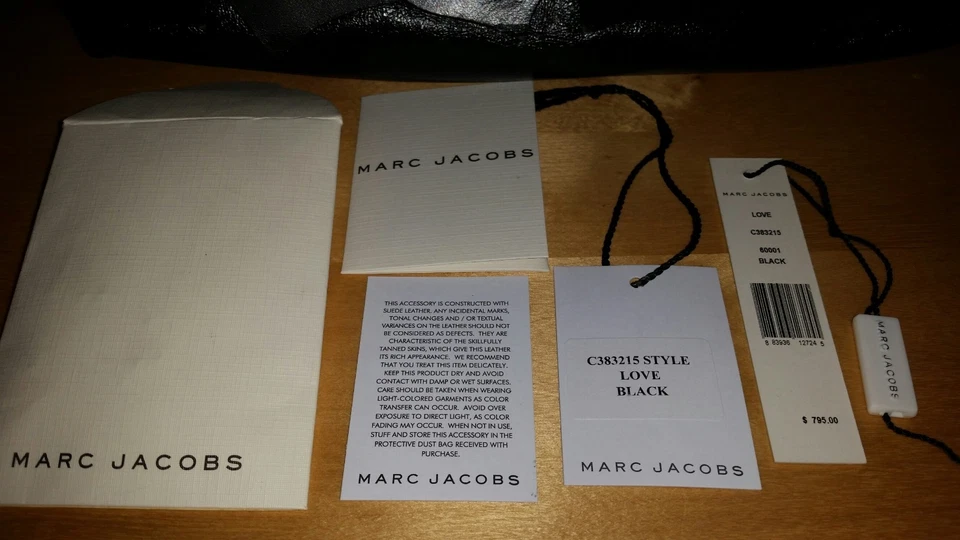 Bolso de Mano Marc Jacobs Love de Cuero Negro con Apliques de Corazón y Bolsa para el Polvo. Foto 4 de 4