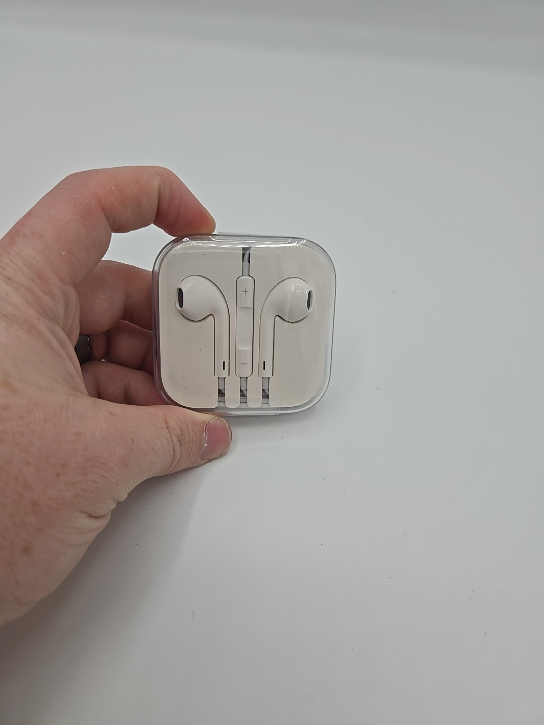 APPLE EarPods #A1472 3.5mm w/ In Ear Canal Headset Headphones. White. NEW.