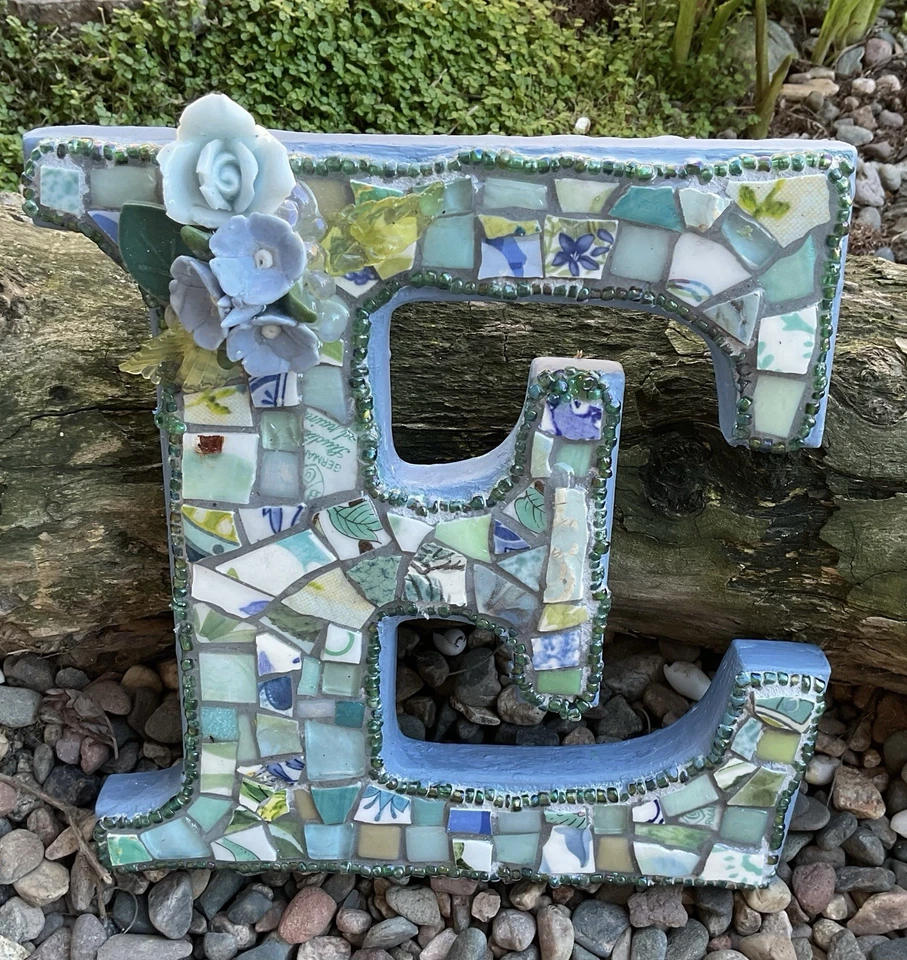 Arte de pared con monograma de mosaico inicial “E”, mosaico, azul y verde, flores de porcelana Foto 2 de 4