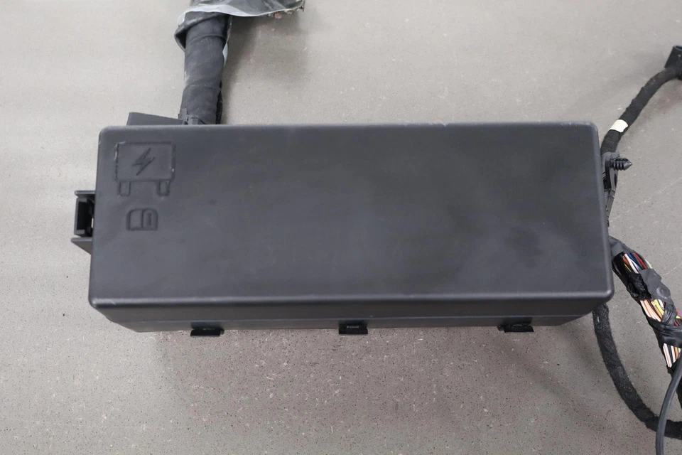 Dodge Challenger Hellcat 2017 6,2 L OEM maletero caja de fusibles montaje OEM Foto 2 de 4