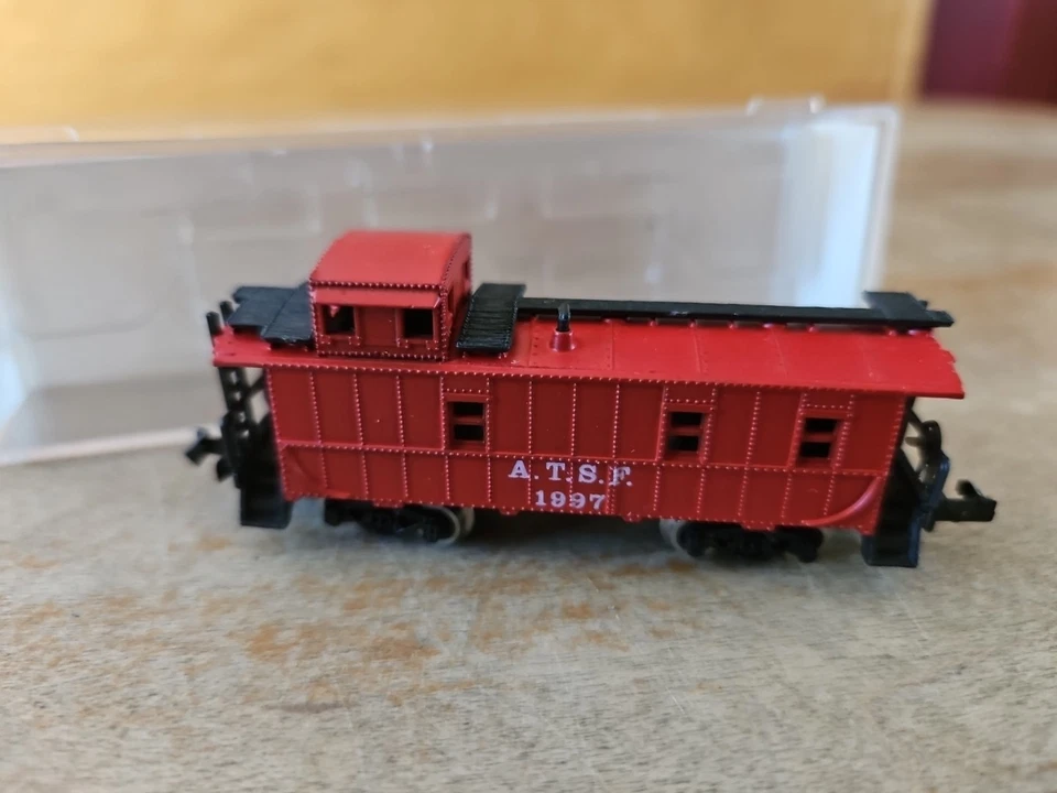 Model Power 3272 Caboose Santa Fe ATSF N-Scale NOS Yugoslavia NEW IN BOX - Image 3 of 4
