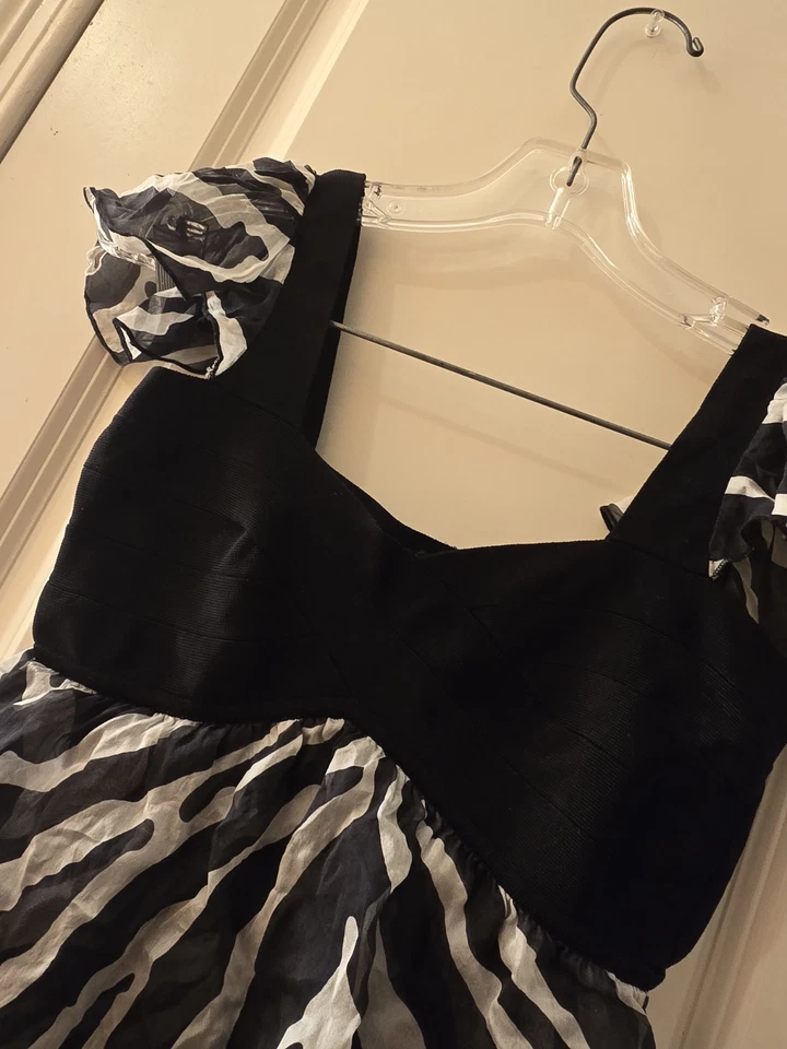 Blusa con Volantes Y2k Bebe Talla Pequeña Negra y Blanca  Foto 4 de 4