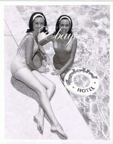 Thunderbird Hotel Casino Twin Showgirls In Pool 1950's - Picture 1 of 2