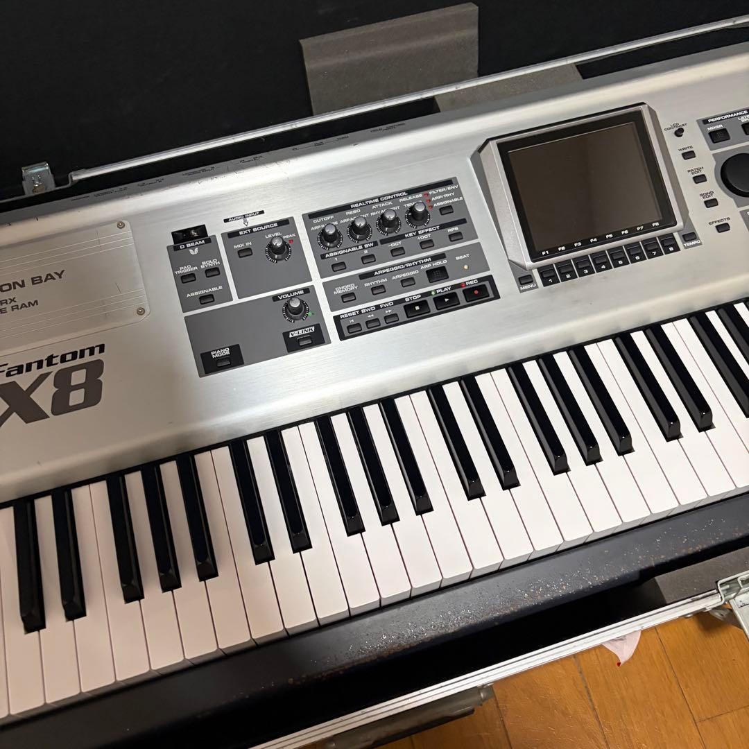 Roland FANTOM X8 88-Key Synthesizer Keyboard with Hard Case with