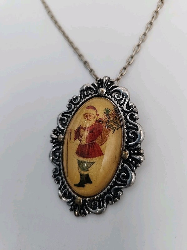 VTG Santa Pendant Necklace Classic Silvertone 18+” Acrylic And Metal Domed Cab