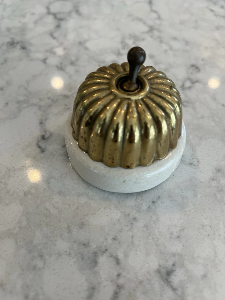 Antiguo interruptor palanca pared base redonda porcelana tapa latón estriado antiguo Foto 3 de 4