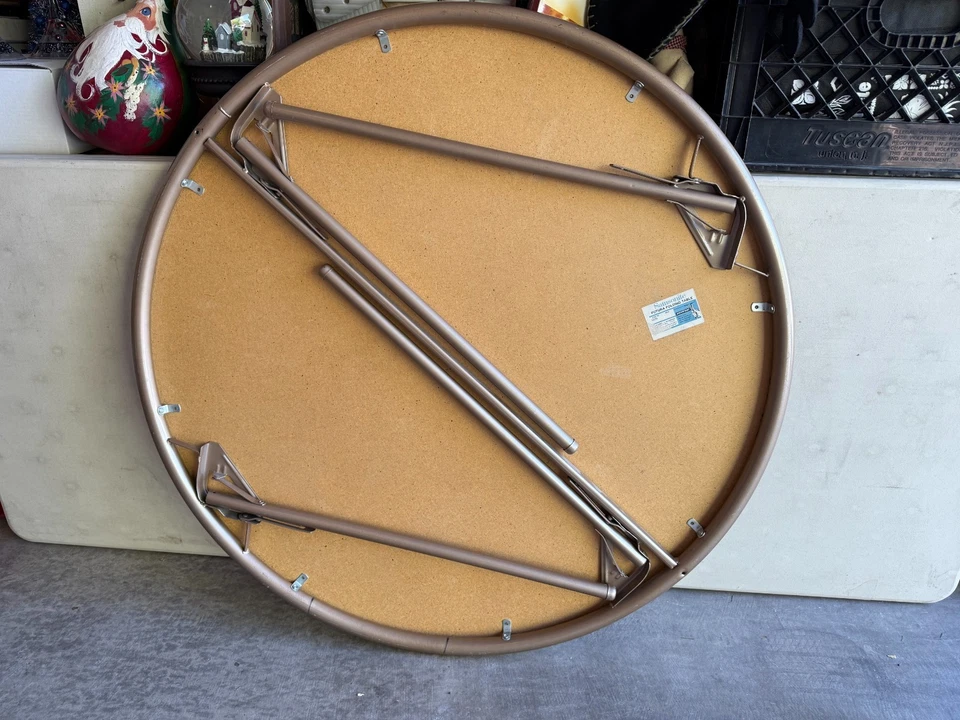 Mesa de tarjetas plegable redonda Samsonite Futura años 70 40" diámetro 27,5" alto #6072 Foto 3 de 4