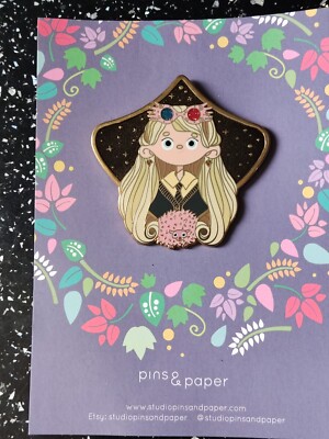 Luna Lovegood mit ihrem rosa Zwergquaste Emaille Pin von Studio Pins und Papier 