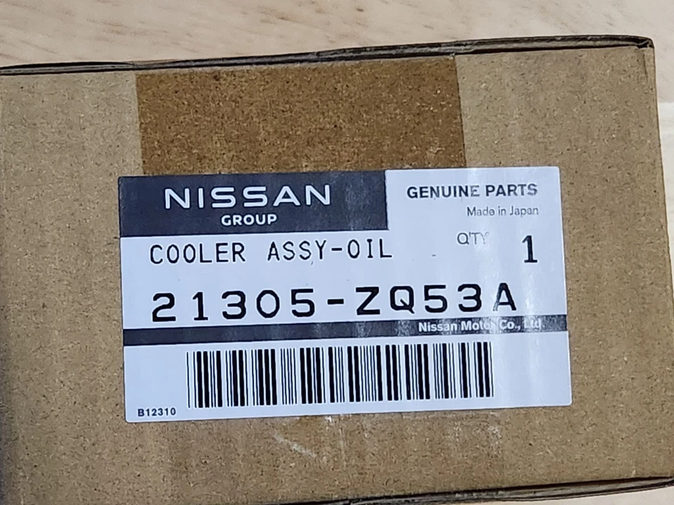 NEW GENUINE NISSAN ARMADA TITAN  INFINITI QX56 ENGINE OIL COOLER OEM 21305-ZQ53A - Bild 1 von 4