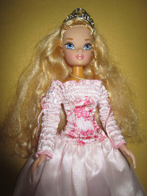 B1694)BLONDE MODEPUPPE MGA ENTERTAINMENT DOLL KRONE+ORIGINALES KLEID+SCHUHE 32cm