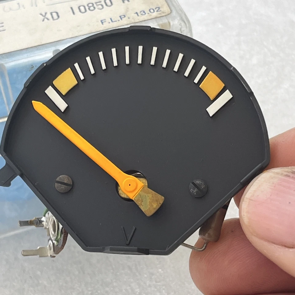 Tablero deportivo Ford XD calibre de voltios P/N XD 10850 A nos Ford Foto 3 de 4