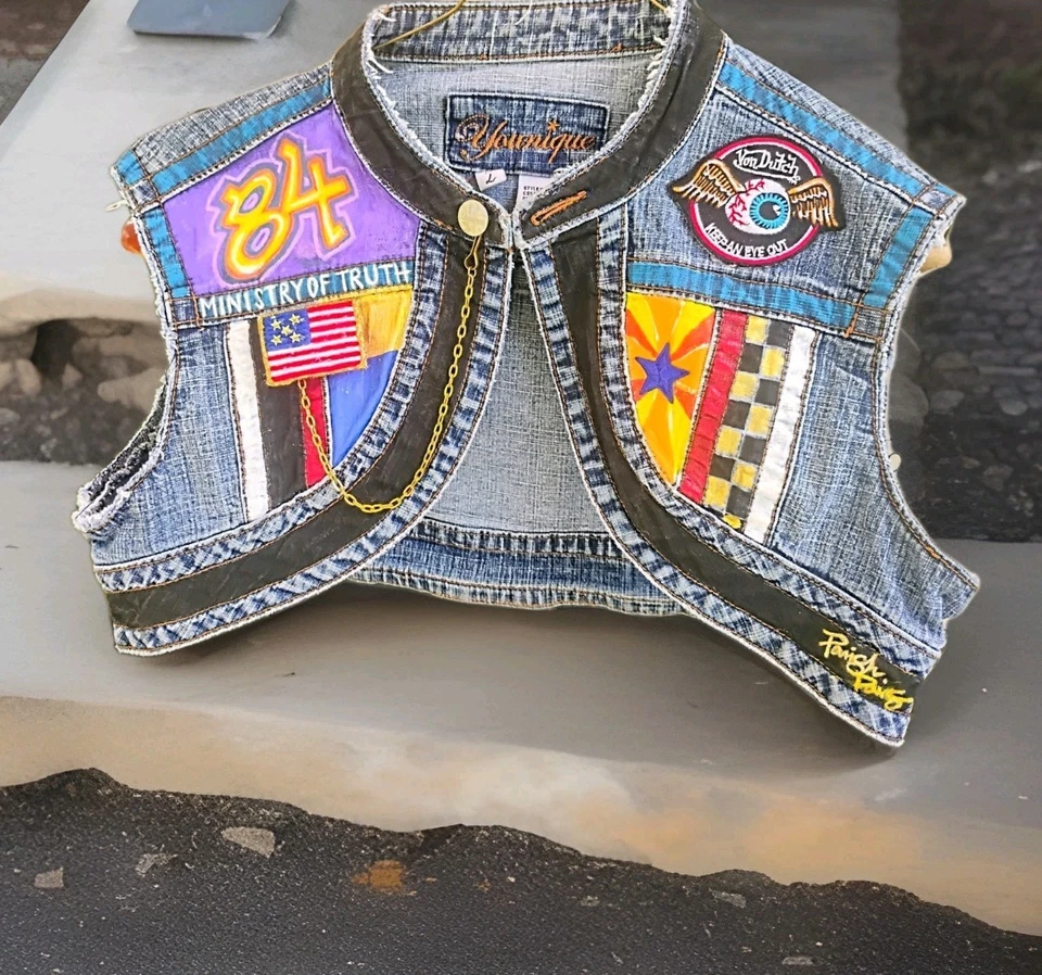 "1984 👁️M.O.T." Colete vintage pintado à mão por Parish+Davis🖌️ - Imagem 2 de 4