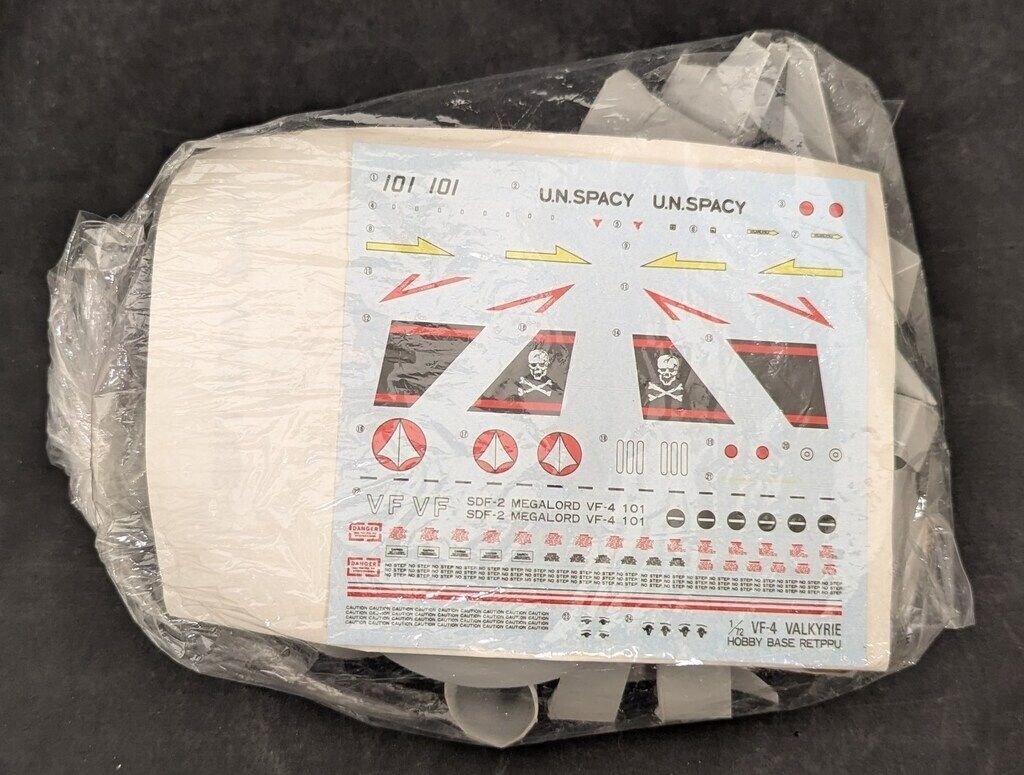 Macross VF-4 Valkyrie Super Dimension Fortress RETPPU 1:72 Garage Model Kit