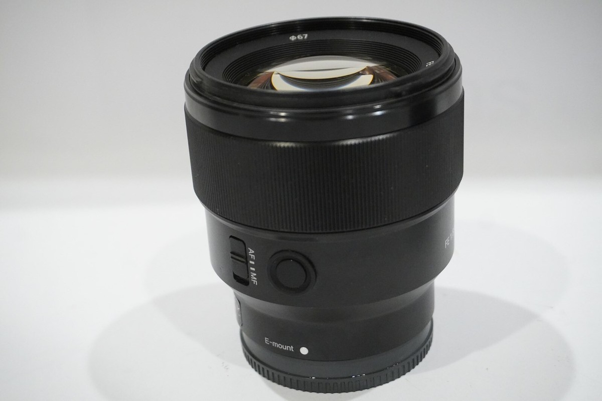 Sony FE SEL85F18 85mm f/1.8 Telephoto Lens + Hood ALC-SH150 Sony FE SEL85F18 85mm f/1.8 Telephoto Lens + Hood ALC-SH150