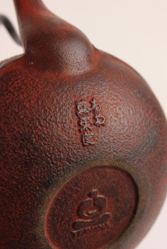 Teavana Year of the Monkey Gusseisen Emaille-gefütterte Teekanne mit Untersetzer - Bild 13 von 18