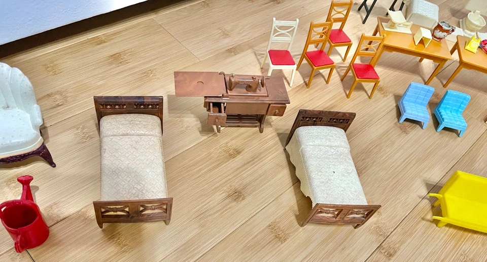 Lote De Colección De 130 Piezas Casa De Muñecas Muebles De Plástico Renwal EE. UU. Guardería Años 50 Foto 3 de 4
