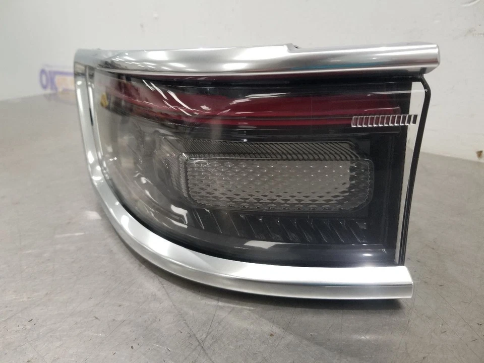 22 JEEP GRAND WAGONEER TAIL LIGHT TAIL LAMP LEFT DRIVER QUARTER MOUNTED - Image 3 of 4