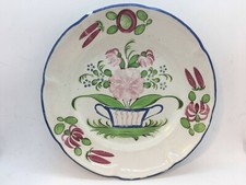 assiette ancienne,  faïence, provenance à déterminer,décor floral rose au panier