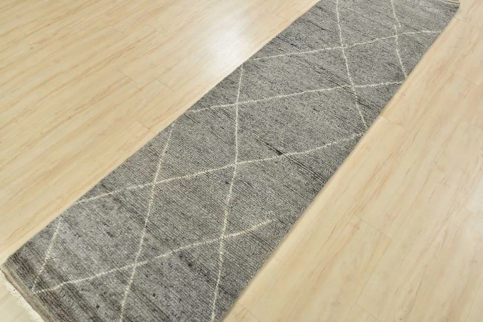 Alfombra geométrica contemporánea de lana gris anudada a mano Moroccan Runner 2’7” x 10’3” Foto 2 de 4