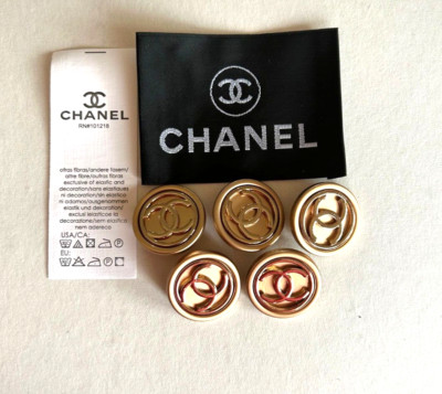 [CHANEL] シャネル ボタン ゴールド 4個 正規品 美品 Set of 4 of vintage Chanel buttons. Gold Metal 0.87 in/ 22