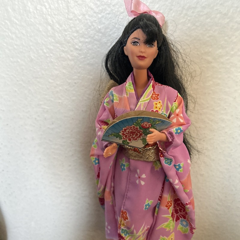 Barbie Dolls of the World Collection Japanese Barbie W/Fan 1987 Displayed