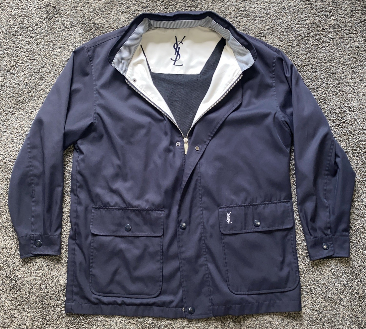 Giacca vintage Yves Saint Laurent YSL grande logo con cappuccio blu medio 23x30