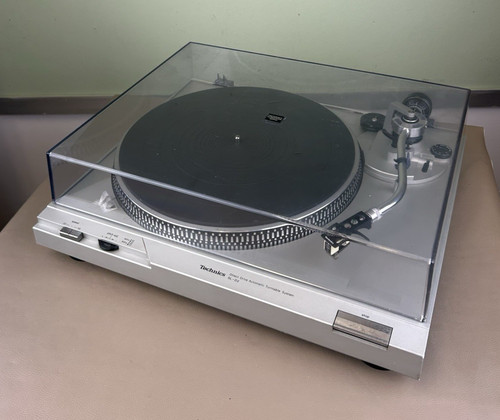TECHNICS SL-D2 TURNTABLE