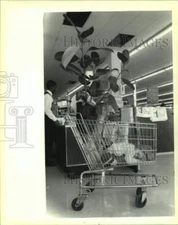 1990 Press Photo Little Elizabeth Hobren sleeps in a shopping cart at K-Mart