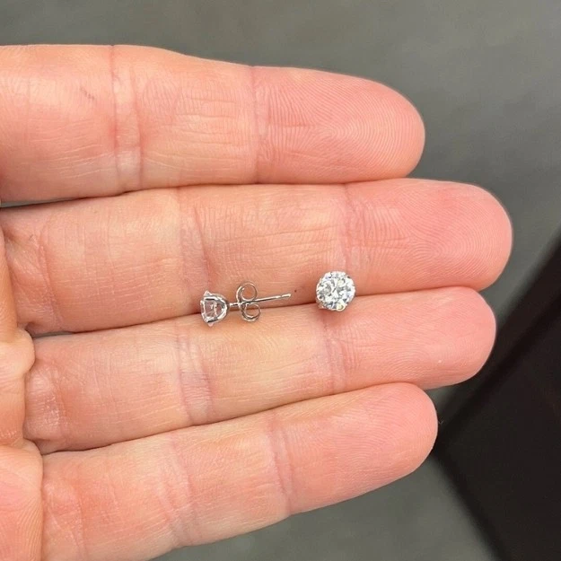 Tachuelas de diamantes VS 1 quilate (ctw) en oro blanco o amarillo de 14 k cultivadas en laboratorio Foto 3 de 4