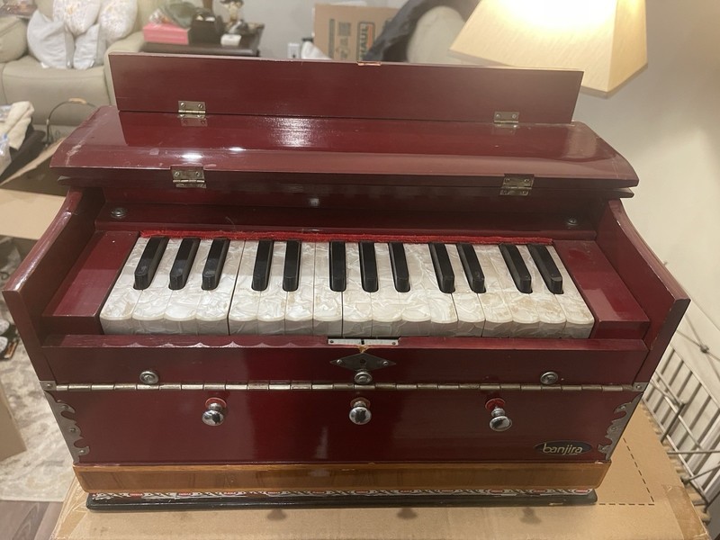 banjira Standard Harmonium Mahogany Wood 32 Keys Multi-Fold Bellow Stops