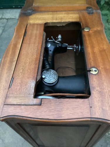 ANTIKE CORONA NÄHMASCHINE MIT PROVENZALISCHER SCHRANK - Bild 10 von 16