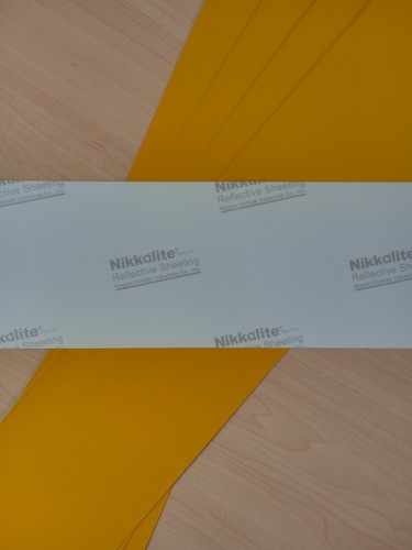 5 X Fogli Riflettenti Giallo Oblunghi Carburo di Nikkalite: 520 x111mm 5 Fogli NUOVI - Foto 2 di 2