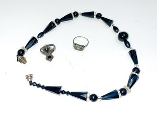 Lot De 2 bagues art deco argent et marcassites collier en Jais..