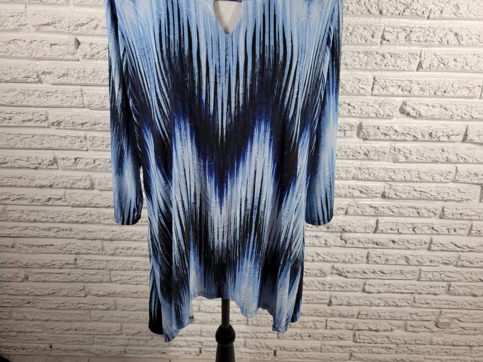 Coral Bay 女式上衣 2X Plus 3/4 袖蓝色几何刺绣锁眼办公室 — 第 4/4 张图片